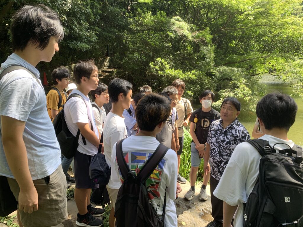 東大研究室訪問で卒業生 濡木理氏の話を聞く